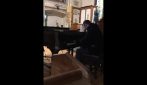 Suonava il piano da senzatetto, il video diventa virale: oggi ha una casa e aiuta chi è in difficoltà