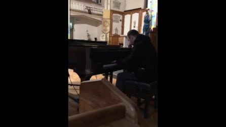 Suonava il piano da senzatetto, il video diventa virale: oggi ha una casa e aiuta chi è in difficoltà