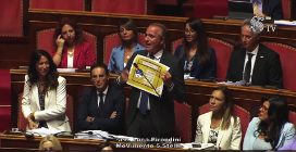 Senato approva la riforma elettorale, protestano le opposizioni: "Legge truffa"
