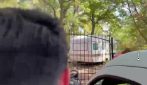 Nathan Trevallion e Catherine Birmingham lasciano l'abitazione dopo l'incontro saltato con i figli