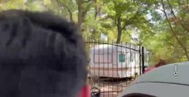 Nathan Trevallion e Catherine Birmingham lasciano l'abitazione dopo l'incontro saltato con i figli