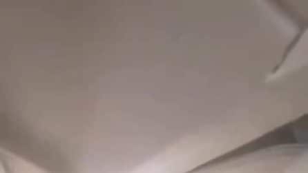 Iran, passeggeri urlano mentre l'aereo trema violentemente: il video