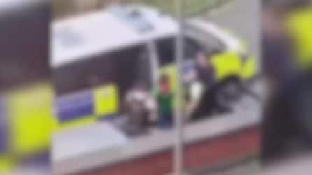 Donna arrestata dopo un incidente, il poliziotto ripreso mentre la schiaffeggia e la spinge in auto