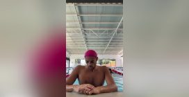 Ceccon e le signore dell'aquagym durante un allenamento