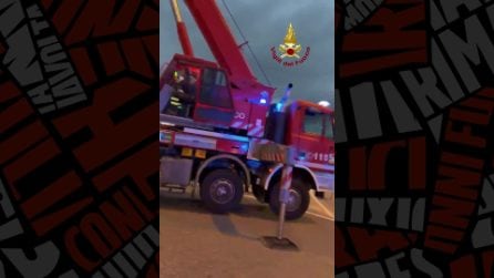 Incidente a Milano, camion sfonda il guardrail e resta in bilico per ore