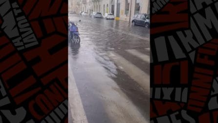Maltempo in Toscana, forti temporali a Massa e Viareggio: il video delle strade allagate