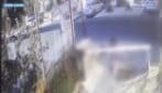 Aggredisce un'anziana e tenta di sgozzarla con un coltello: 42enne arrestato a Gela, il video
