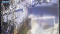 Aggredisce un'anziana e tenta di sgozzarla con un coltello: 42enne arrestato a Gela, il video