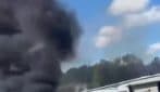 Caccia F-16 precipita durante un’esercitazione e prende fuoco negli Usa: il video