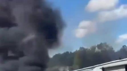 Caccia F-16 precipita durante un’esercitazione e prende fuoco negli Usa: il video