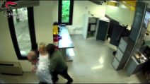 Rapina in banca con ostaggi a Ferrara: fugge con 120 mila euro ma viene arrestato a Brindisi