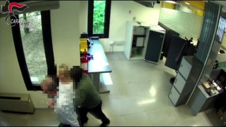 Rapina in banca con ostaggi a Ferrara: fugge con 120 mila euro ma viene arrestato a Brindisi