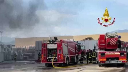 Incendio alla Deroma di Malo, colonna di fumo nero visibile da chilometri