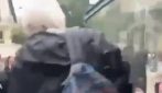 Spray usato come lanciafiamme durante le proteste studentesche in Francia