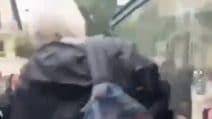 Spray usato come lanciafiamme durante le proteste studentesche in Francia