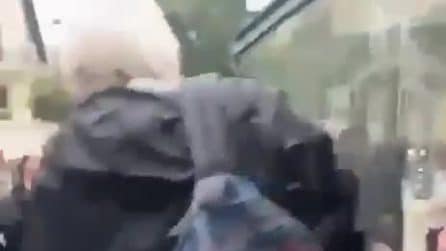 Spray usato come lanciafiamme durante le proteste studentesche in Francia