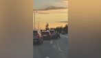 Cinque criminali travestiti da poliziotti rapiscono un uomo su un'autostrada spagnola