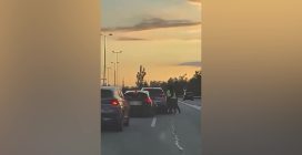 Cinque criminali travestiti da poliziotti rapiscono un uomo su un'autostrada spagnola