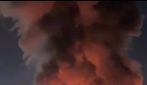 Napoli Est, grosso incendio in un capannone industriale