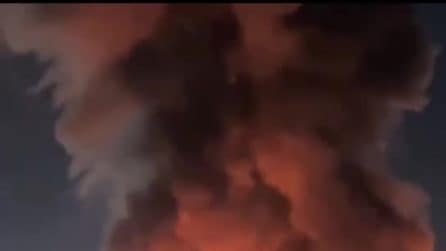 Napoli Est, grosso incendio in un capannone industriale