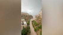 L'acqua diventa marrone per le piogge torrenziali a Polignano a Mare