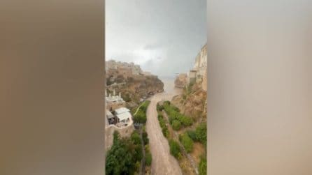 L'acqua diventa marrone per le piogge torrenziali a Polignano a Mare