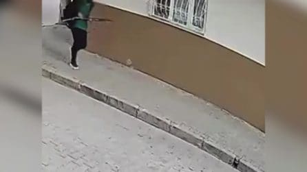 Turchia, sparatoria a scuola: 15enne col fucile fa fuoco sui compagni, i video della fuga