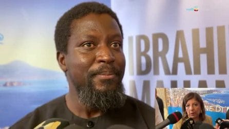 Tre barche esposte in piazza Municipio a Napoli: "Voyageur", l'opera di Ibrahim Mahama