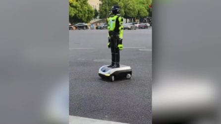 I robot vigili cinesi della città di Hangzhou