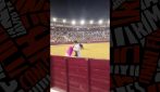 Toro di 508 chili salta due volte la barriera e sfiora il pubblico: paura alla corrida in Spagna