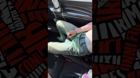 Tony Effe coi jeans taglia 26: "Siete schiavi di zuccheri e carboidrati"