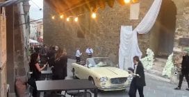 Damiano David e Dove Cameron sposi a Montalcino, l'arrivo in Comune