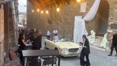 Damiano David e Dove Cameron sposi a Montalcino, l'arrivo in Comune