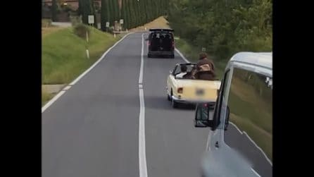 Damiano David e Dove Cameron si sono sposati: l'arrivo degli sposi a bordo della decapottabile