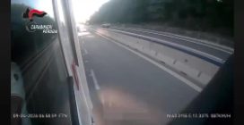 Sperona un'auto e aggredisce i Carabinieri, 15enne fugge a bordo di un SUV rubato: il video