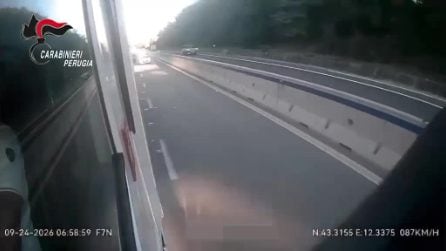 Sperona un'auto e aggredisce i Carabinieri, 15enne fugge a bordo di un SUV rubato: il video