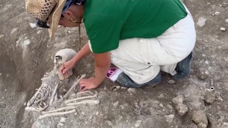 Resti medievali di mamma con bimbo tra le braccia ritrovati durante scavi nel Foggiano