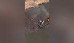 I dragaggi a Bagnoli visti dall'alto: dal mare emergono gli idrocarburi
