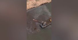 I dragaggi a Bagnoli visti dall'alto: dal mare emergono gli idrocarburi