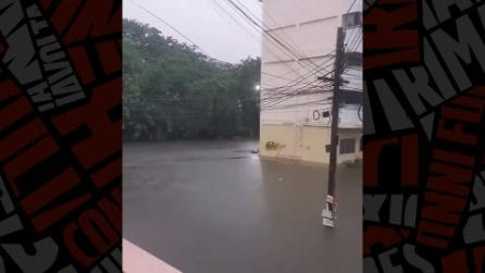 Bangkok sommersa dall'acqua: dichiarata l'emergenza dopo oltre 48 ore di piogge torrenziali