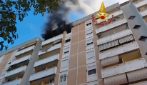 Roma, incendio a Colli Aniene: a fuoco un appartamento all'ottavo piano, pompieri sul posto