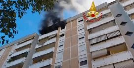 Roma, incendio a Colli Aniene: a fuoco un appartamento all'ottavo piano, pompieri sul posto
