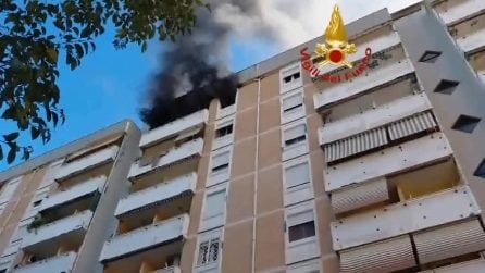 Roma, incendio a Colli Aniene: a fuoco un appartamento all'ottavo piano, pompieri sul posto