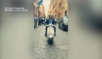 Péter Magyar in Vespa a Roma e a ballare a Trastevere: il video del premier ungherese diventa virale