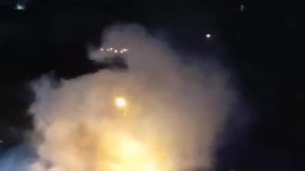 Incendio sul ponte della Sanità, controlli dei vigili del fuoco per l'auto distrutta dalle fiamme