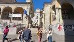 "Qui nessuno è straniero", lo striscione compare anche in una scuola di Roma dopo il caso di Genova