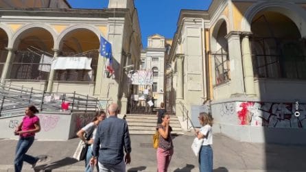 "Qui nessuno è straniero", lo striscione compare anche in una scuola di Roma dopo il caso di Genova