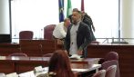 Blitz degli influencer sovranisti a Roma: Zossolo strappa bandiera palestinese, caos in aula