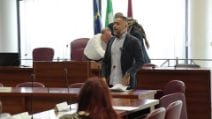 Blitz degli influencer sovranisti a Roma: Zossolo strappa bandiera palestinese, caos in aula