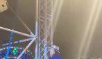 Al Bano si arrampica su un traliccio sul palco durante un concerto a Bagheria